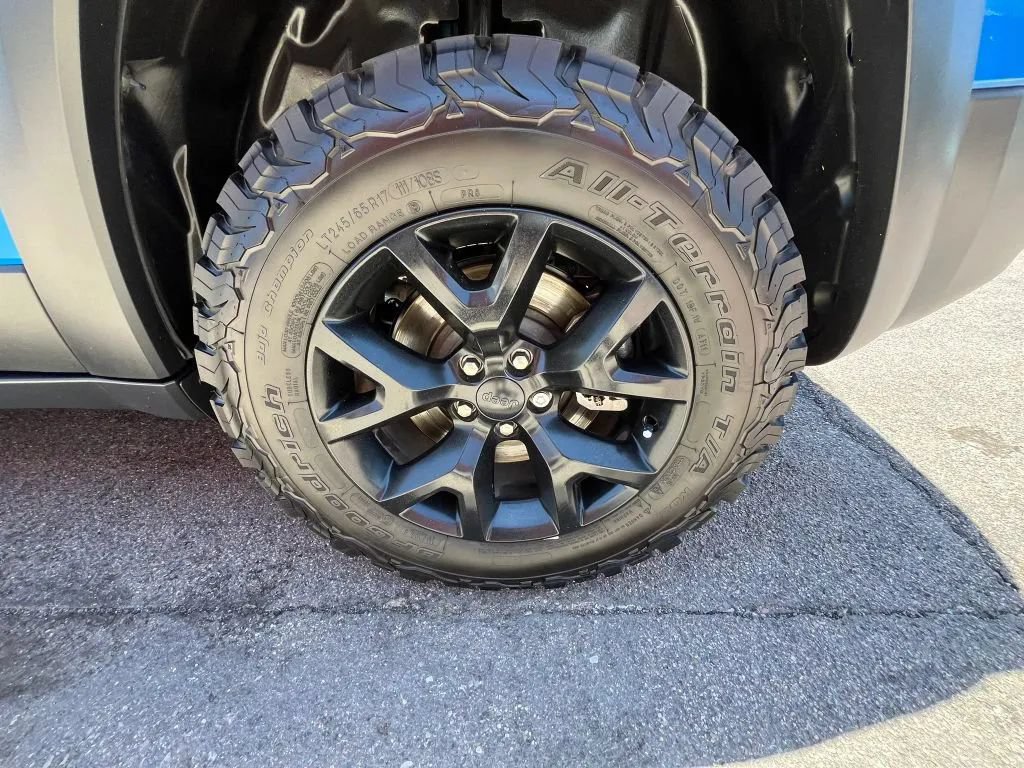 Used 2017 Jeep Cherokee Trailhawk w/ Comfort/Convenience Group AWD/4WD image 18