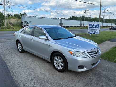 Used 2010 Toyota Camry LE FWD image 1