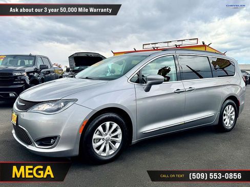 Used 2017 Chrysler Pacifica Touring-L FWD image 2