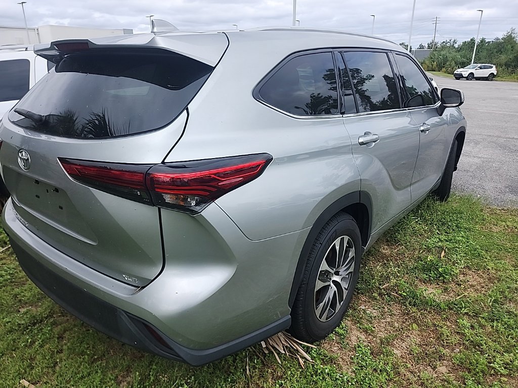 Used 2022 Toyota Highlander XLE FWD image 19