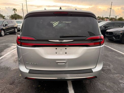 Used 2023 Chrysler Pacifica Touring FWD image 5