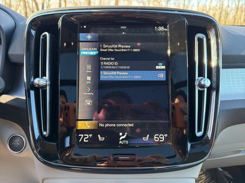 Used 2022 Volvo XC40 T5 Momentum w/ Premium Package image 28