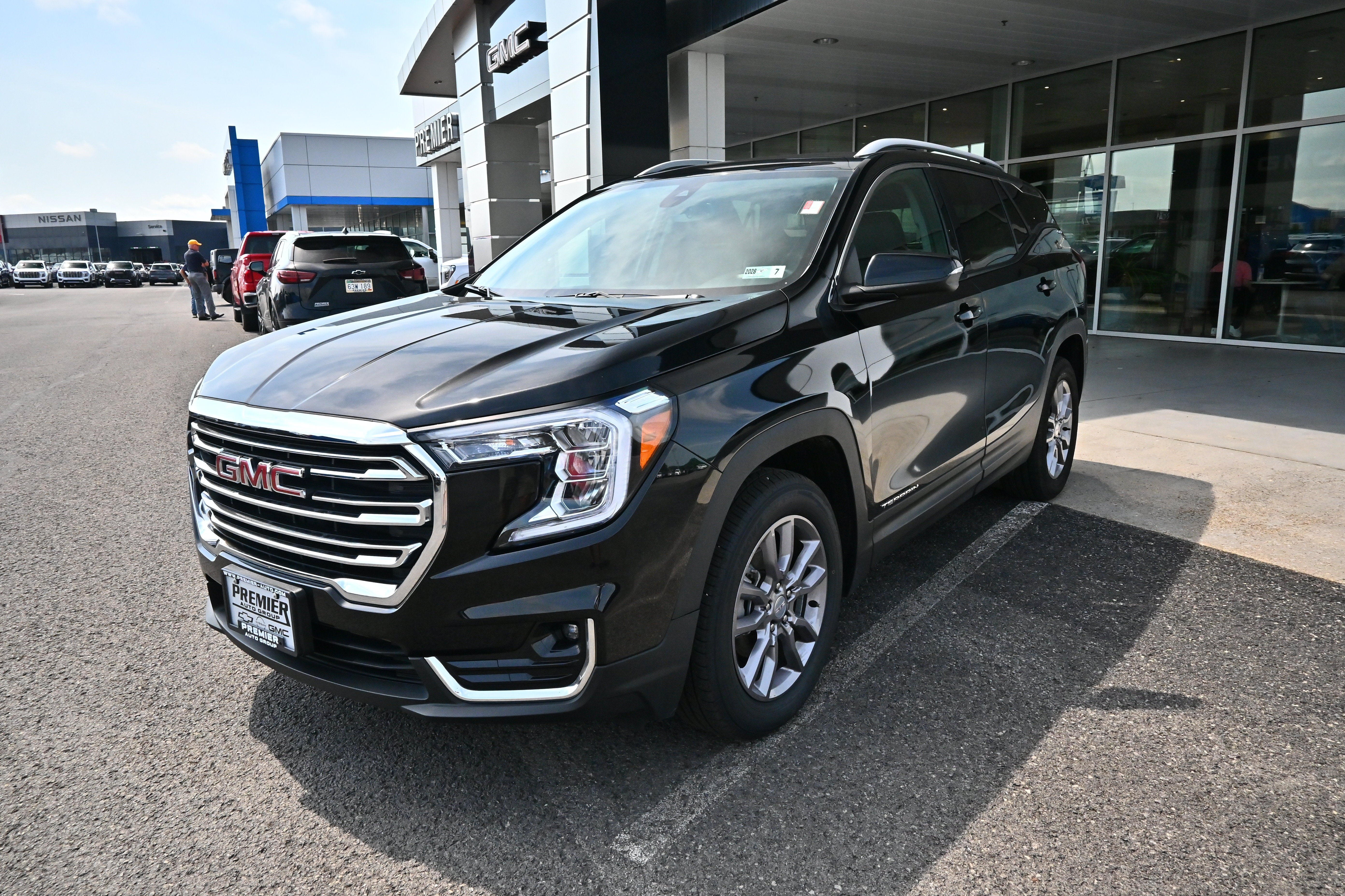Used 2024 GMC Terrain SLT AWD/4WD image 4
