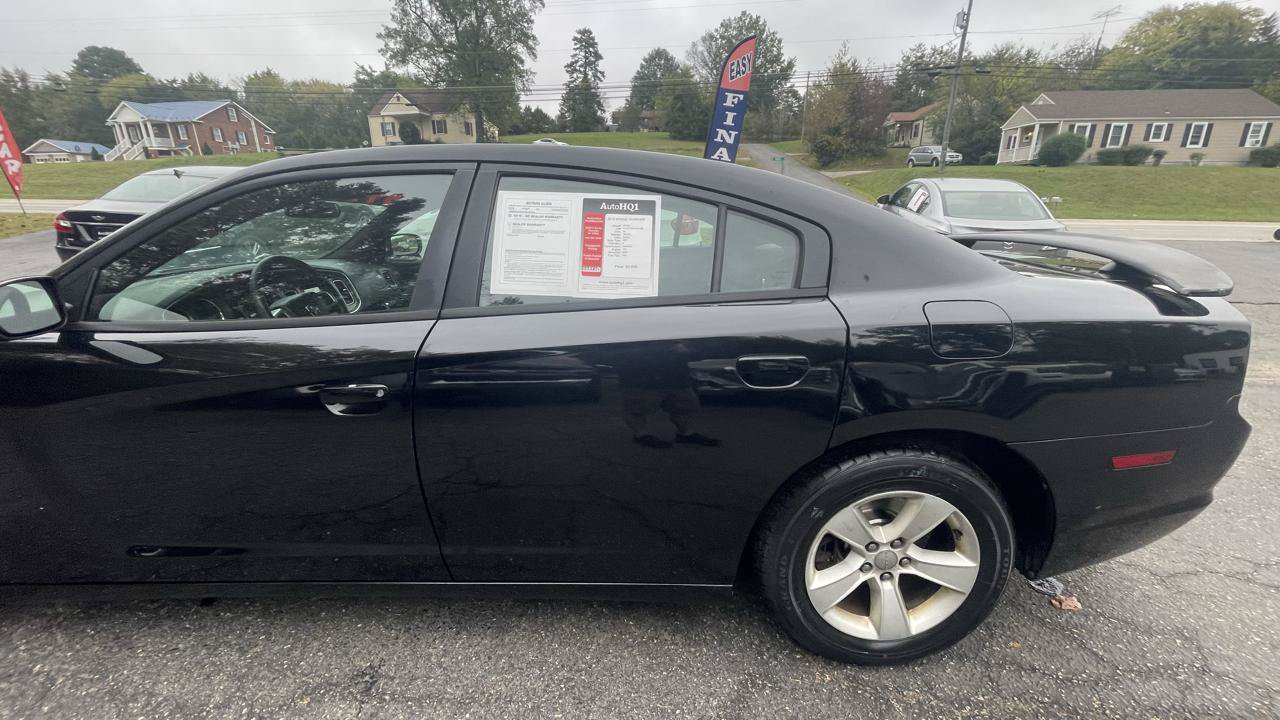 Used 2012 Dodge Charger SE RWD image 4