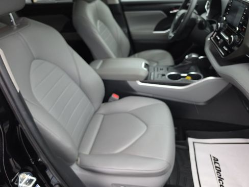 Used 2020 Toyota Highlander XLE AWD/4WD image 30