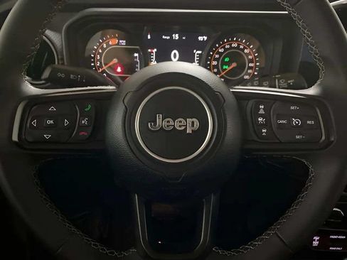 Used 2025 Jeep Wrangler Unlimited Rubicon AWD/4WD image 33