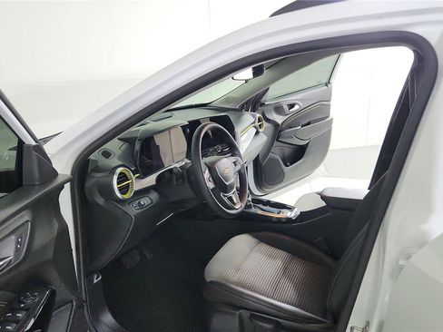 Used 2025 Chevrolet Trax LT w/ Driver Confidence Package FWD image 9