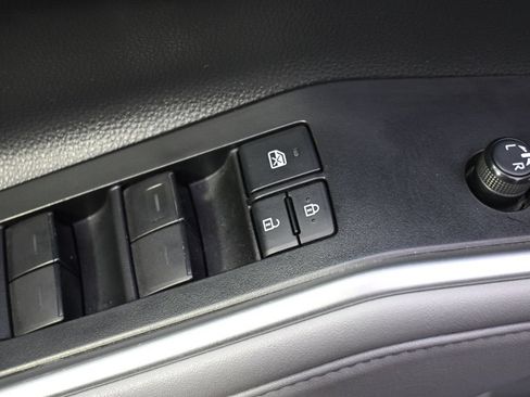 Used 2021 Toyota Highlander XLE AWD/4WD image 24