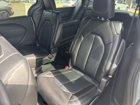 Used 2024 Chrysler Pacifica Touring-L w/ S Appearance Package image 10