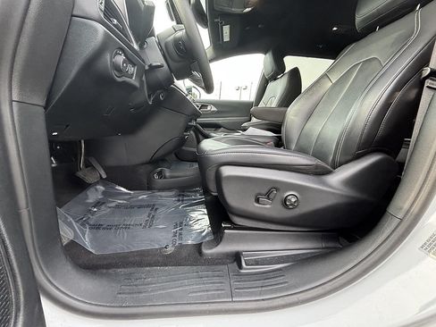 Used 2025 Chrysler Pacifica Select FWD image 16