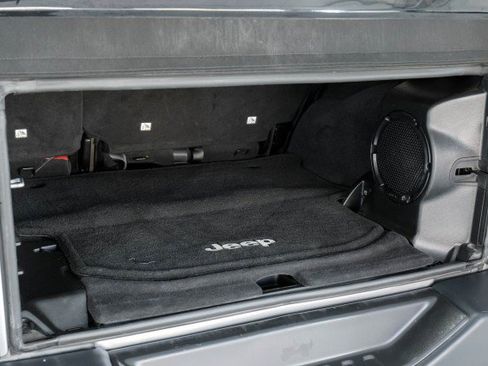 Used 2013 Jeep Wrangler Unlimited Rubicon image 50