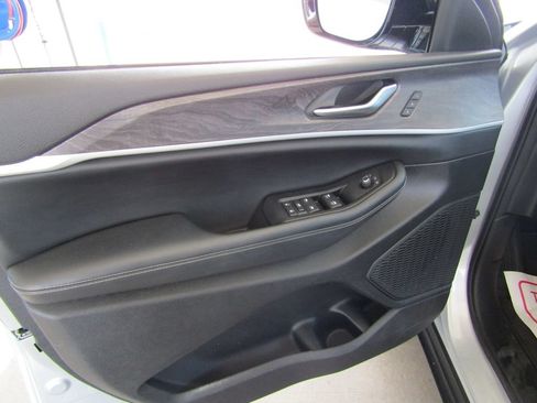 Used 2023 Jeep Grand Cherokee L Limited AWD/4WD image 24