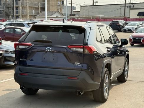 Used 2022 Toyota RAV4 XLE w/ Convenience Package AWD/4WD image 4