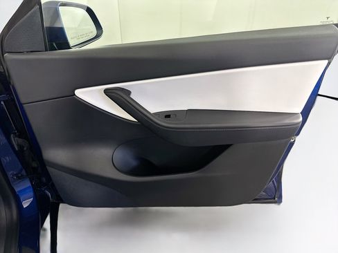 Used 2021 Tesla Model Y Long Range image 32