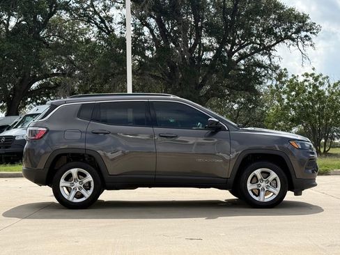 Used 2023 Jeep Compass Latitude AWD/4WD image 5