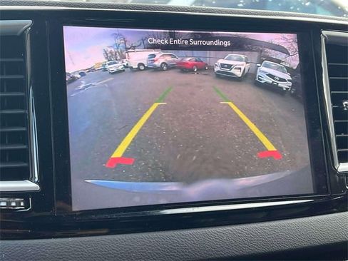 Used 2023 Chrysler Pacifica Touring-L image 31