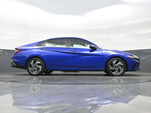 Certified 2025 Hyundai Elantra SEL image 32