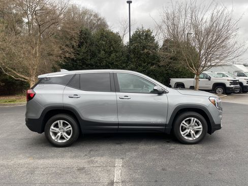 Used 2024 GMC Terrain SLE image 10