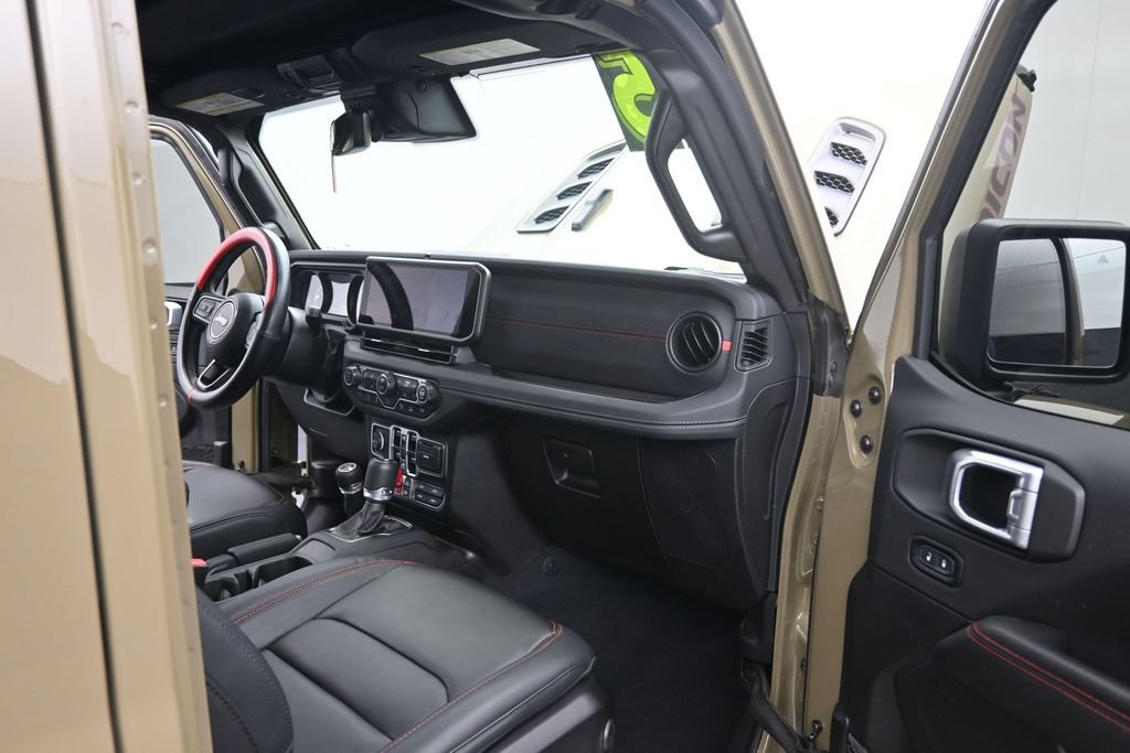 Used 2025 Jeep Wrangler Unlimited Rubicon AWD/4WD image 17