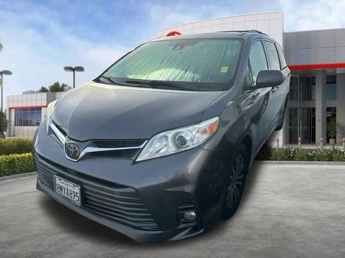 Used 2020 Toyota Sienna XLE Premium image 3
