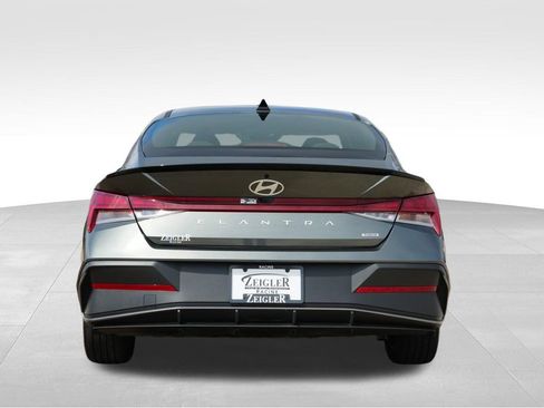 Used 2025 Hyundai Elantra SEL image 7