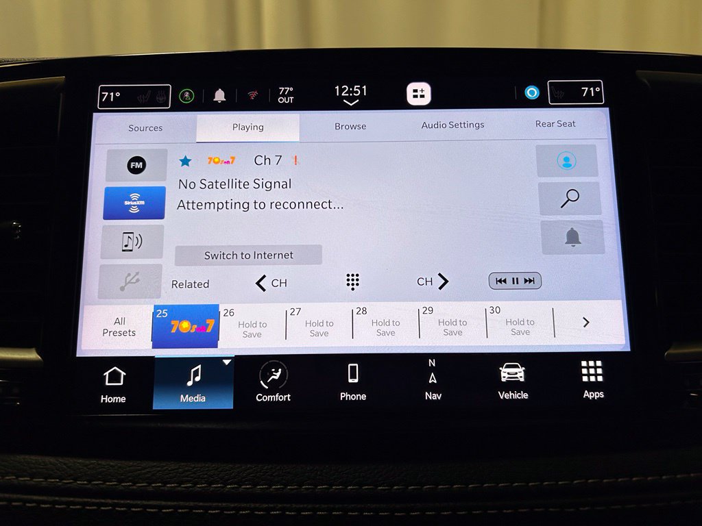 Used 2023 Chrysler Pacifica Touring-L w/ Uconnect Theater Family Group FWD image 5