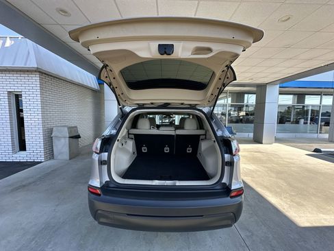 Used 2019 Jeep Cherokee Latitude w/ Popular Appearance Group FWD image 23