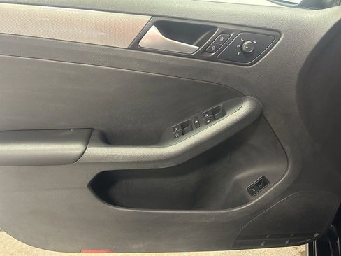 Used 2018 Volkswagen Jetta SE image 4