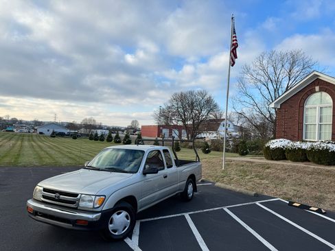 Used 2000 Toyota Tacoma 2WD Xtracab image 1