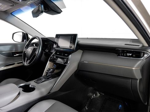 Used 2022 Toyota Venza XLE image 9