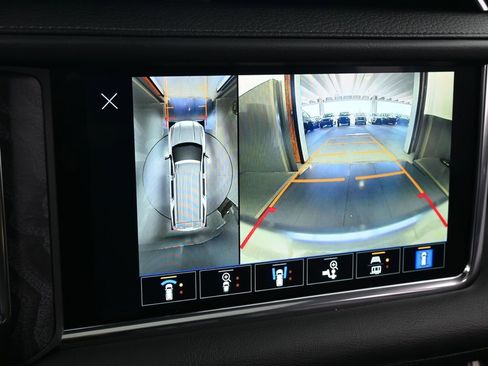 Used 2022 GMC Yukon Denali w/ Denali Premium Package image 18