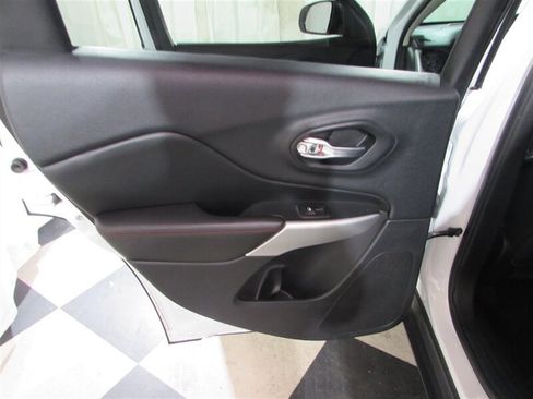 Used 2018 Jeep Cherokee Trailhawk image 27