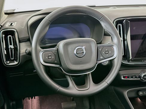 Used 2025 Volvo XC40 B5 Core image 17