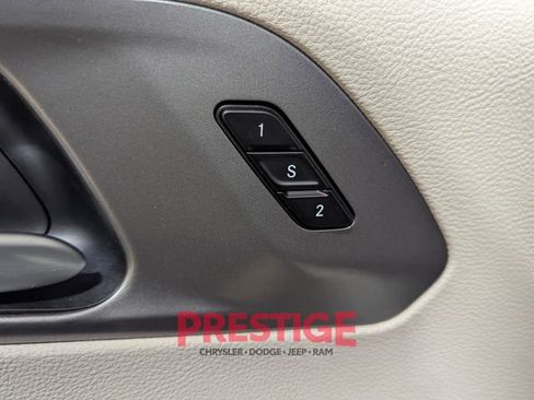 Used 2024 Chrysler Pacifica Touring-L image 27