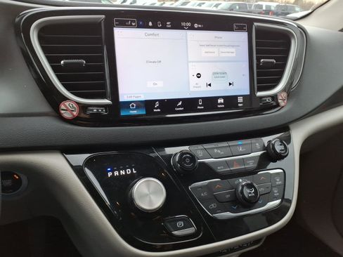 Used 2023 Chrysler Pacifica Touring-L image 17