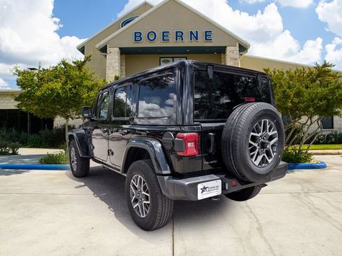 Used 2025 Jeep Wrangler Unlimited Sahara AWD/4WD image 3