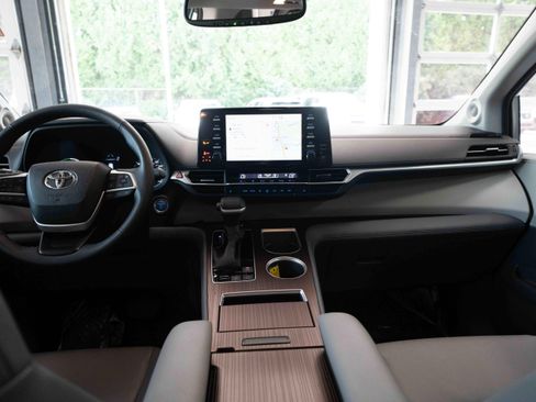 Used 2023 Toyota Sienna XLE w/ XLE Plus Package AWD/4WD image 20