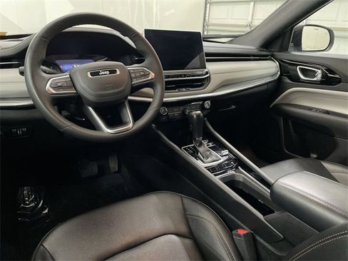 Used 2024 Jeep Compass Limited image 17