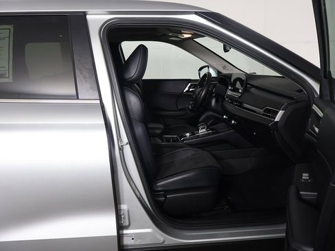 Used 2024 Mitsubishi Outlander SE image 33