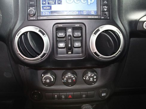 Used 2012 Jeep Wrangler Unlimited Sahara w/ Connectivity Group AWD/4WD image 15