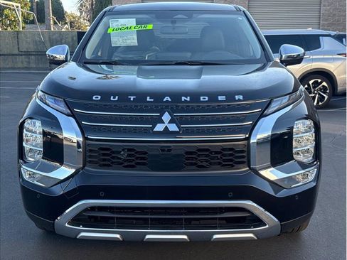 Used 2025 Mitsubishi Outlander SE image 2