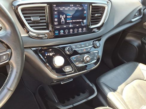 Used 2020 Chrysler Pacifica Touring-L w/ Advanced Safetytec Group AWD/4WD image 24