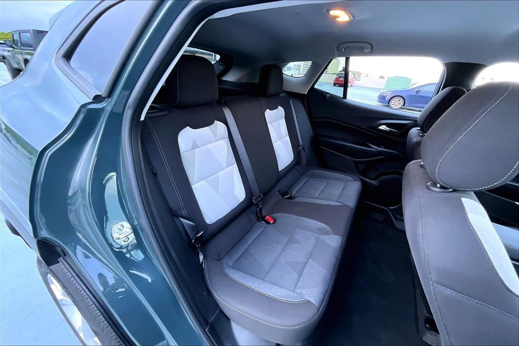 Used 2025 Chevrolet Trax LS w/ LS Convenience Package FWD image 29