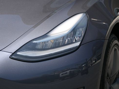 Used 2018 Tesla Model 3 Long Range RWD image 9