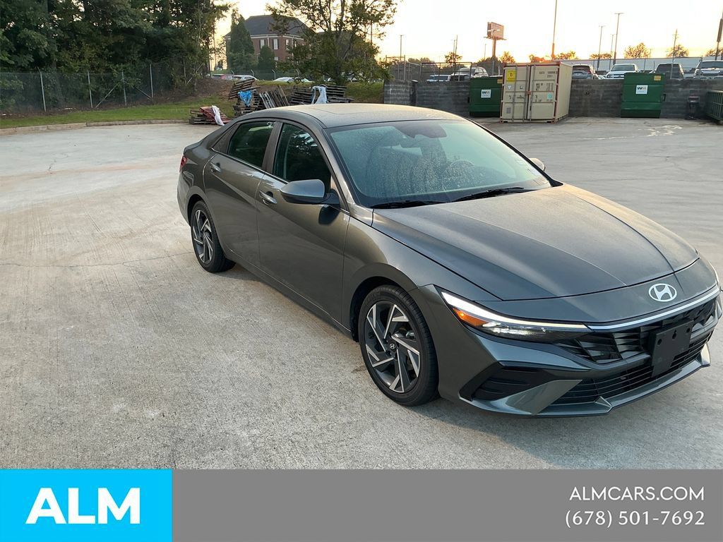 Used 2025 Hyundai Elantra SEL FWD image 3