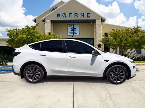Used 2026 Tesla Model Y 2WD image 6