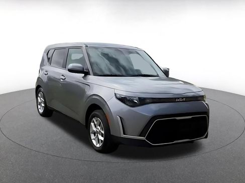 Used 2025 Kia Soul LX w/ LX Technology Package FWD image 2