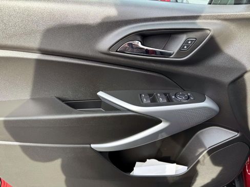 Used 2024 Chevrolet Trax LS w/ LS Convenience Package FWD image 8