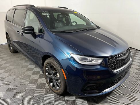 Used 2023 Chrysler Pacifica Limited w/ Uconnect Theater Family Group AWD/4WD image 3