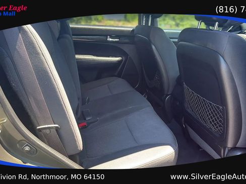 Used 2011 Kia Sorento LX w/ Convenience Pkg FWD image 11